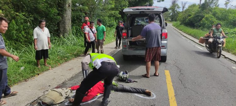 Personel Satlantas Polres Simalungun melajukan olah TKP di lokasi kecelakaan.