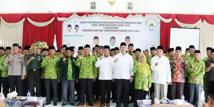 Bupati Simalungun RHS foto bersama dengan pengurus DMI Simalungun.