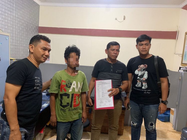 Personel Polres Simalungun usai memeriksa pelaku penikaman (baju hijau) setelah berhasil ditangkap di Riau.