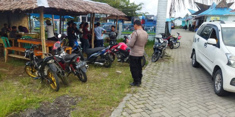 Personel Polsek Purba melakukan pemantauan di depan Rest Area Kecamatan Purba, atas informasi adanya aksi balap liar.