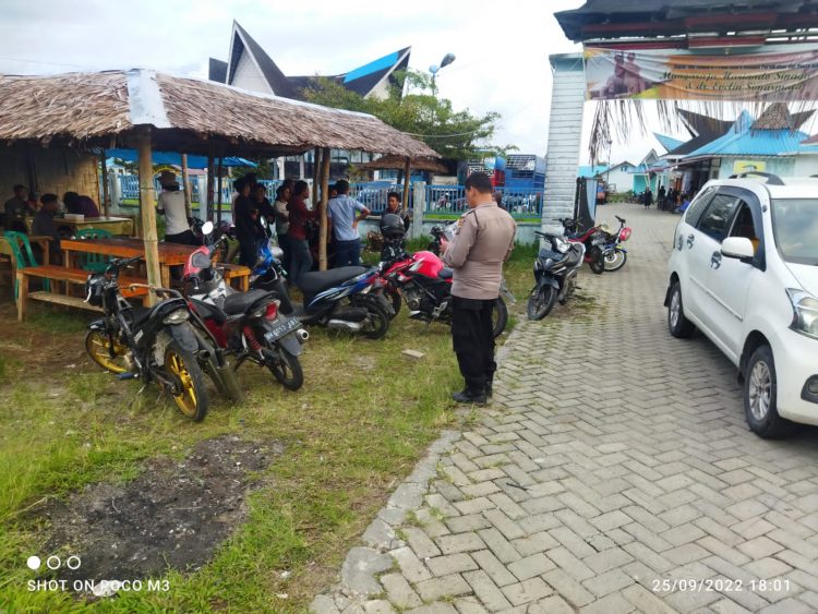 Personel Polsek Purba melakukan pemantauan di depan Rest Area Kecamatan Purba, atas informasi adanya aksi balap liar.