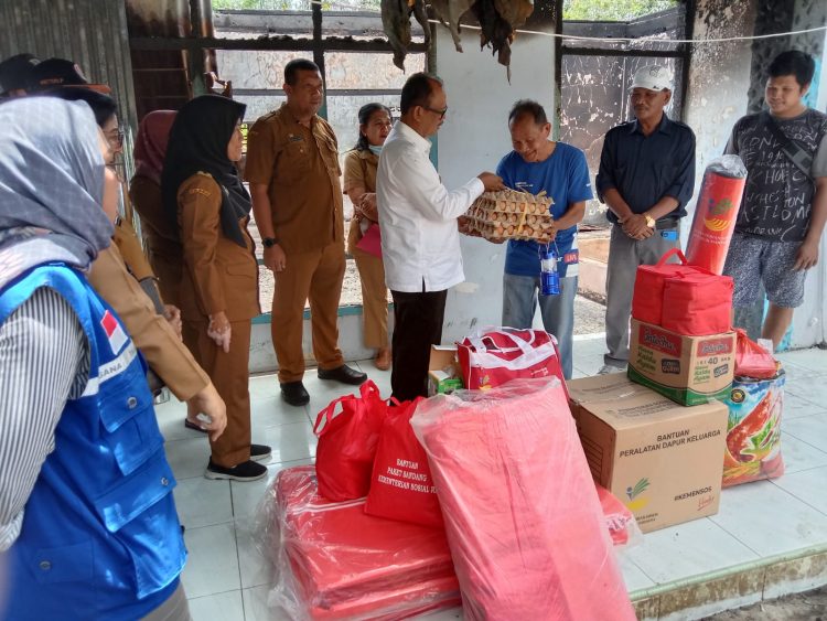 Wabup Simalungun H Zonny Waldi menyerahkan bantuan kepada keluarga korban kebakaran di Bandar Selamat.