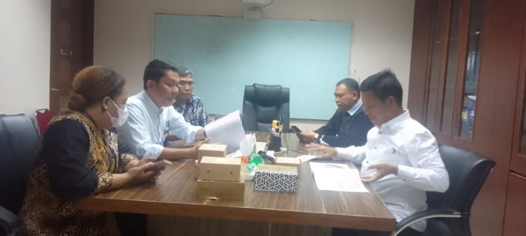 Bupati Simalungun Radiapoh Hasiholan Sinaga, saat berdiskusi dengan Deputi II KSP Abednego Tarigan.
