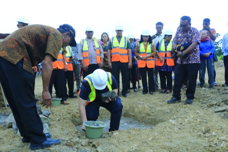 Bupati Samosir Vandiko Gultom, meletakkan batu pertama pertanda dimulainya revitalisasi Pasar Onan Runggu