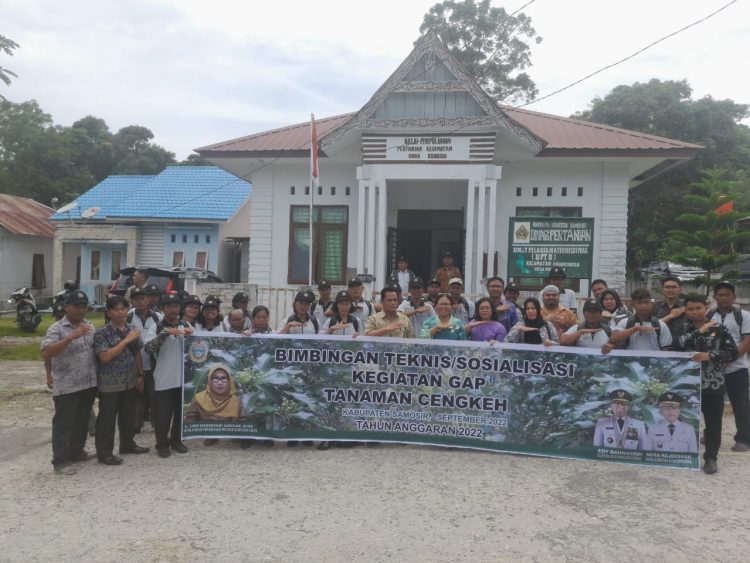 Peserta pelatihan pengembangan cengkeh foto bersama usai mengikuti pelatihan di Aula Balai Penyuluh Pertanian, Desa Pakpahan-Onan Runggu, Kamis 22 September 2022.