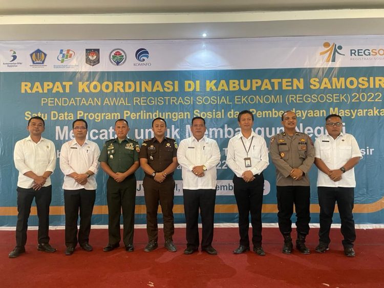 Sekda Samosir foto bersama dengan satkholder usai Rapat Koordinasi Regsosek 2022.