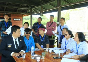 Bupati Samosir Vandiko Gultom, berbincang dengan peserta pelatihan Sadar Wisata.