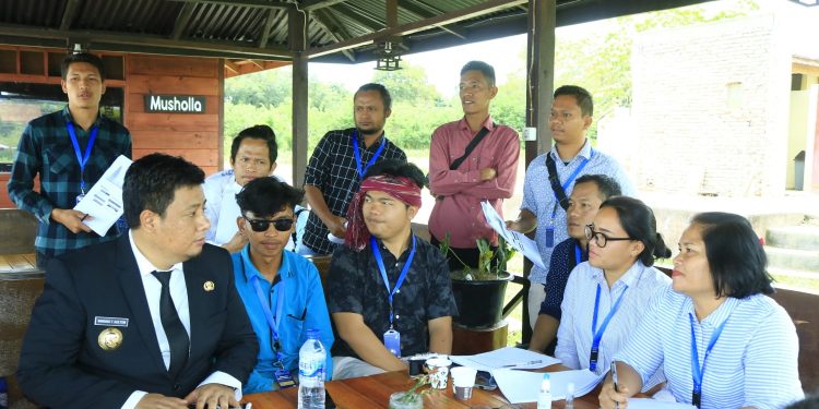 Bupati Samosir Vandiko Gultom, berbincang dengan peserta pelatihan Sadar Wisata.
