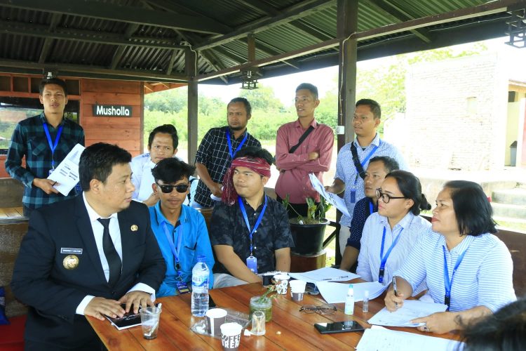 Bupati Samosir Vandiko Gultom, berbincang dengan peserta pelatihan Sadar Wisata.