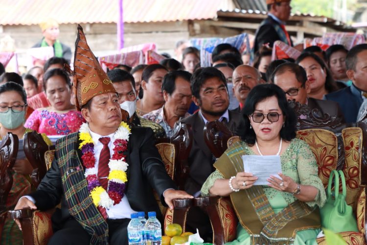 Bupati Simalungun RHS dan Ny Ratnawati RHS, mengikuti kebaktian di GKPS Resort Tanjung Saribu, Minggu 2 Oktober 2022.