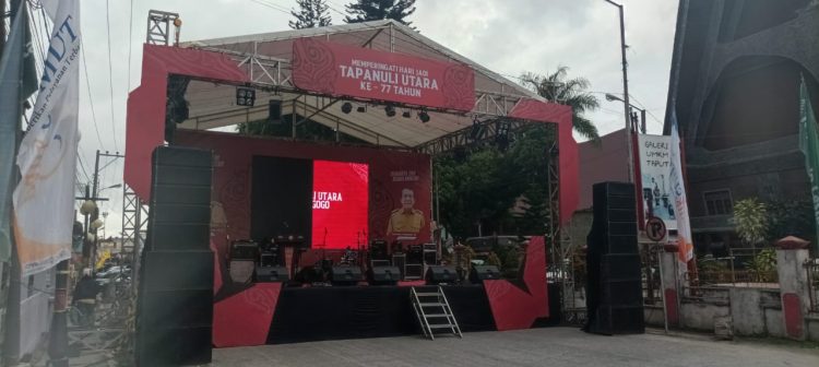 Panggung untuk perayaan HUT Taput.