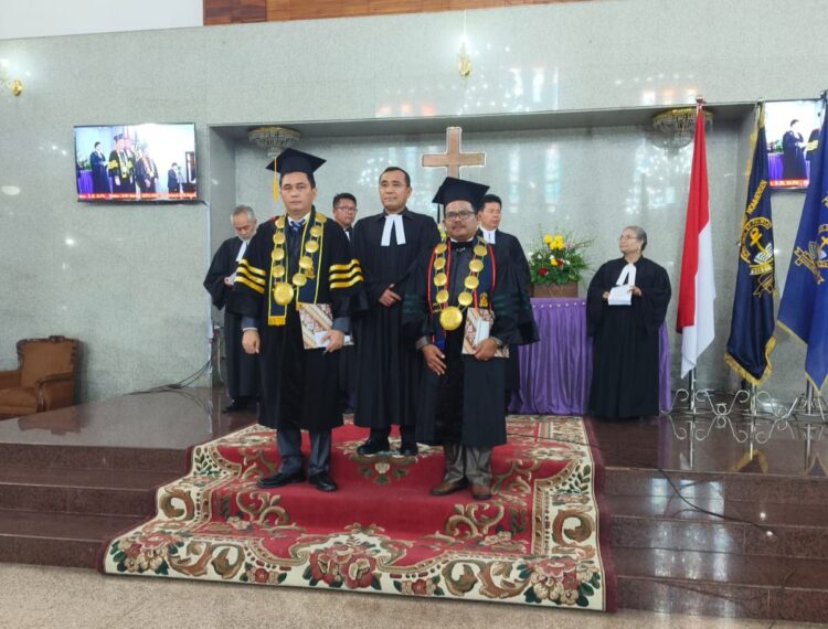 Ephorus HKBP Pdt Dr Robinson Butar-butar (tengah) diapit kedua Rektor yang baru dilantik