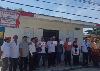 Para calon pangulu Nagori Siantar State foto bersama menunjukkan nomor urut masing-masing.