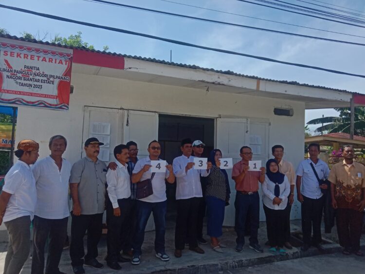 Para calon pangulu Nagori Siantar State foto bersama menunjukkan nomor urut masing-masing.