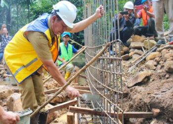 Bupati Simalungun RHS meletakkan batu pertama pembangunan sarana air bersih untuk masyarakat Dolok Maraja.