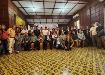 Para peserta FGD Save Si Imbou Bolon foto bersama usai melakukan diskusi .