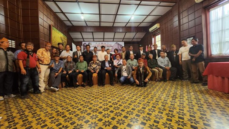 Para peserta FGD Save Si Imbou Bolon foto bersama usai melakukan diskusi .