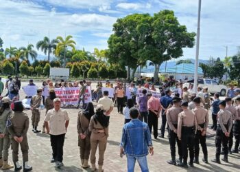 Warga Horja Lumban Manurung saat melakukan unjukrasa di depan Kantor Bupati Toba, Jumat 21 Juli 2023.