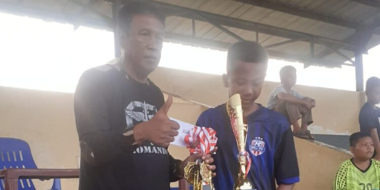 Pemberian tropy kepada pemenang turnamen.