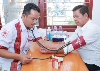 Bupati RHS saat donor darah di UDD PMI Kabupaten Simalungun.