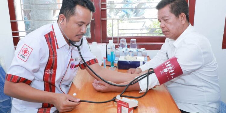 Bupati RHS saat donor darah di UDD PMI Kabupaten Simalungun.