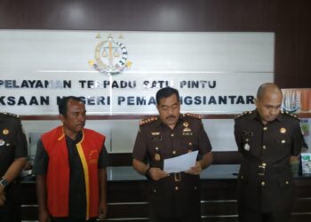 Kejari Pematang Siantar Jurist Precisely, didampingi Kasi Pidsus Syimon dan Kasi Intel Rendra Pardede, saat konfrensi pers penahanan PB  salah seorang TSK Dugaan Korupsi Proyek Jalan Ring Road Pematang Siantar, Jumat 21 Juli 2023.