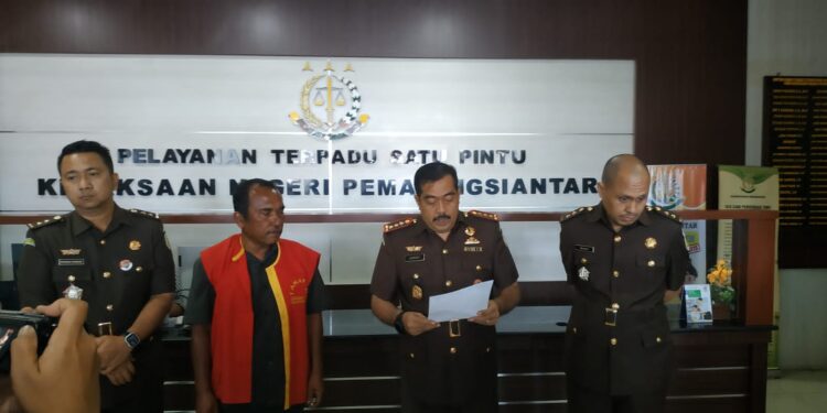 Kejari Pematang Siantar Jurist Precisely, didampingi Kasi Pidsus Syimon dan Kasi Intel Rendra Pardede, saat konfrensi pers penahanan PB salah seorang TSK Dugaan Korupsi Proyek Jalan Ring Road Pematang Siantar, Jumat 21 Juli 2023.