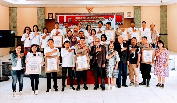 Ketua Komnas PA Arist Merdeka Sirait, foto bersama dengan Kapolres Toba AKBP Taufiq Hidayat Thayeb SH, SIK, Kasat Reskrim Iptu Wilson Panjaitan SH dan personil unit PPA Polres Toba