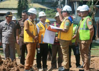 Bupati Simalungun RHS, memberikan pemaparan saat peletakan batu pertama pembangunan Kantor Camat Bandar dan Perpustakaan di Perdagangan.