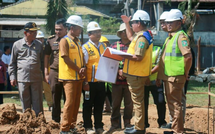 Bupati Simalungun RHS, memberikan pemaparan saat peletakan batu pertama pembangunan Kantor Camat Bandar dan Perpustakaan di Perdagangan.