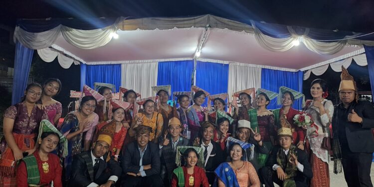 Namaposo GKPS Diatei Tupa usai Porseni dan Marsombuh Sihol.