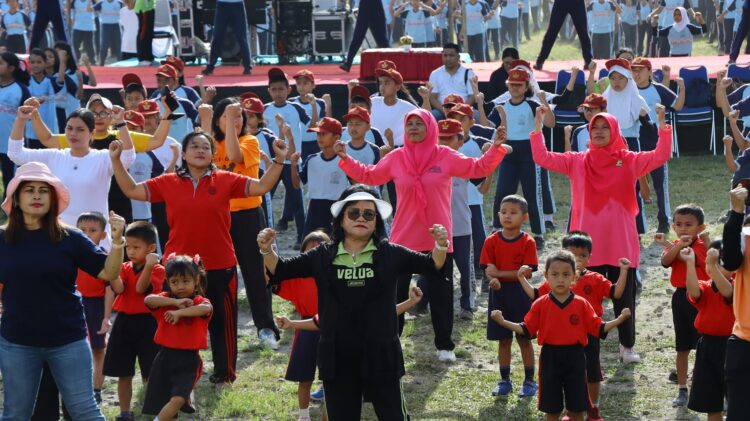 Ny. Ratnawati Radiapoh Hasiholan Sinaga, ikut senam bersama para pelajar Simalungun, dalam rangka meriahkan Gebyar Sekolah Sehat.