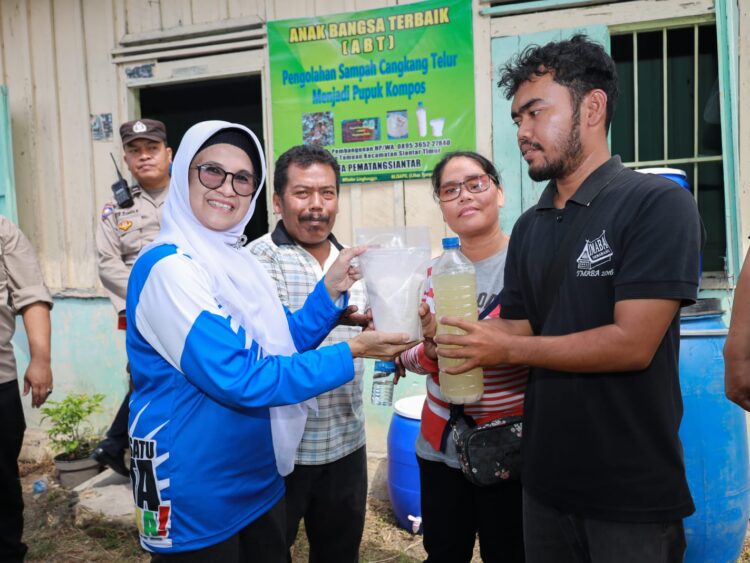 Wali Kota Pematang Siantar dr Susanti Dewayani, mengapresiasi Ricky Sidauruk, salah seorang anak muda yang mampu mengolah  cangkang telur menjadi pupuk organik dan pupuk organik cair.