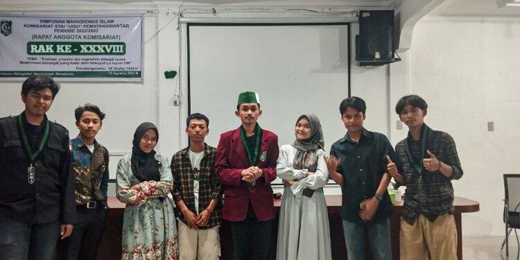 Zio Lozi Akbar (tengah) bersama peserta Sidang Pleno dan Rapat Anggota Komisariat (RAK) HMI STAI UISU Pematang Siantar, yang digelar di Gedung MUI Jalan Kartini Kota Pematang Siantar, Selasa 22 Agustus 2023.