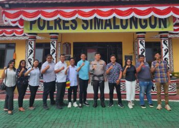 Pengurus Sinode Namaposo GKPS dan Panitia Pembangunan Sekretariat Namaposo GKPS, foto bersama dengan Kapolres Simalungun AKBP Ronald Fredy C Sipayung.