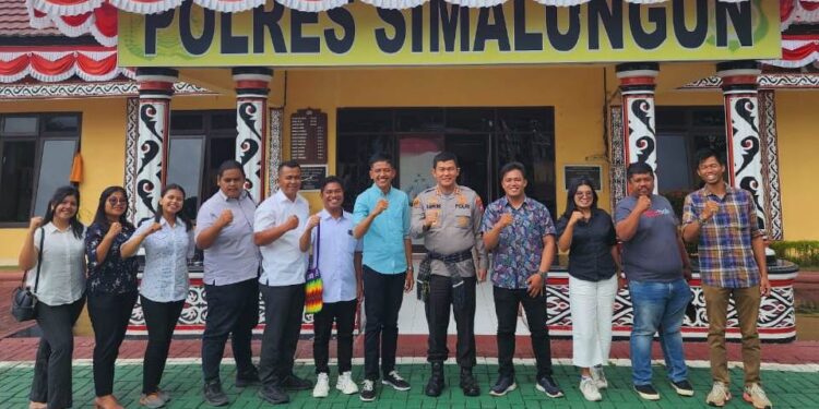 Pengurus Sinode Namaposo GKPS dan Panitia Pembangunan Sekretariat Namaposo GKPS, foto bersama dengan Kapolres Simalungun AKBP Ronald Fredy C Sipayung.
