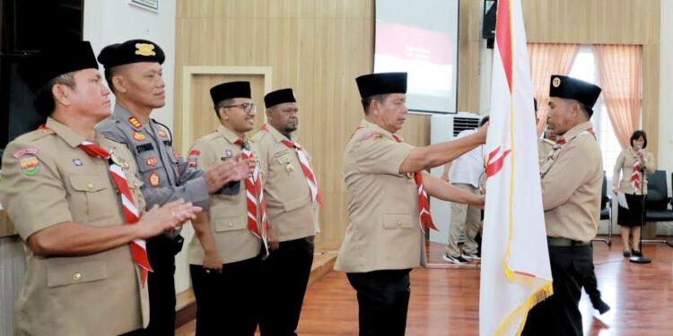 Bupati Simalungun RHS, memberikan bendera merah putih saat pemberangkatan Kontingen Pramuka ke Cibubur.