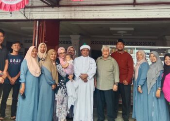 Tuan Guru Batak (TGB) Syekh DR H Ahmad Sabban Rajagukguk, bersama Tokoh Masyarakat Siantar, Armaya Siregar dan jajaran pengurus Rumah Aspirasi Sahabat Novri Ompusunggu, saat peresmian Bascamp UMKM.