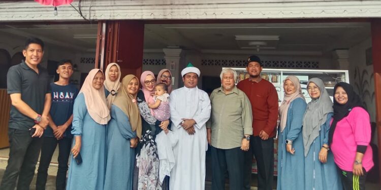 Tuan Guru Batak (TGB) Syekh DR H Ahmad Sabban Rajagukguk, bersama Tokoh Masyarakat Siantar, Armaya Siregar dan jajaran pengurus Rumah Aspirasi Sahabat Novri Ompusunggu, saat peresmian Bascamp UMKM.