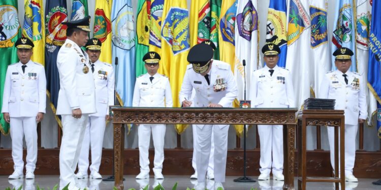 Mendagri Tito Karnavian menyaksikan penandatanganan naskah pelantikan 10 Pj Gubernur sala seorang diantarnya Pj Sumut Hassanudin.
