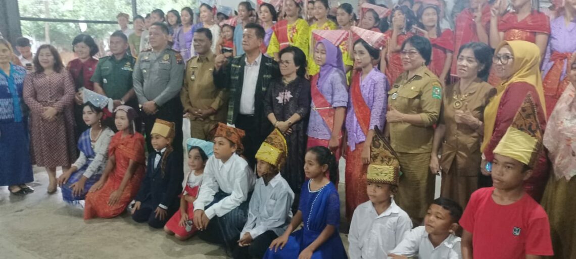 Bupati Simalungun Radiapoh Hasiholan Sinaga dan Ketua TP-PKK Simalungun Ny Ratnawati Radiapoh Hasiholan Sinaga, disambut meriah masyarakat, pelajar SMP dan SD yang menjadi peserta lomba tortor dan turiturian Simalungun di Bah Bulian Kecamatan Raya Kahean.