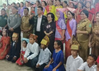 Bupati Simalungun Radiapoh Hasiholan Sinaga dan Ketua TP-PKK Simalungun Ny Ratnawati Radiapoh Hasiholan Sinaga, disambut meriah masyarakat, pelajar SMP dan SD yang menjadi peserta lomba tortor dan turiturian Simalungun di Bah Bulian Kecamatan Raya Kahean.