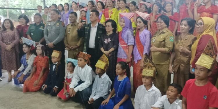 Bupati Simalungun Radiapoh Hasiholan Sinaga dan Ketua TP-PKK Simalungun Ny Ratnawati Radiapoh Hasiholan Sinaga, disambut meriah masyarakat, pelajar SMP dan SD yang menjadi peserta lomba tortor dan turiturian Simalungun di Bah Bulian Kecamatan Raya Kahean.