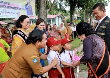 Bupati Simalungun Radiapoh Hasiholan Sinaga (RHS), didampingi Bunda PAUD Ratnawati Radiapoh Hasiholan Sinaga, memberikan booklet tentang transisi PAUD ke SD di SD Negeri 091714 Marubun Siboras, Nagori Bangun Raya, Kecamatan Raya Kahean, Kabupaten Simalungun, Sumut, Selasa 5 September 2023.