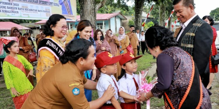 Bupati Simalungun Radiapoh Hasiholan Sinaga (RHS), didampingi Bunda PAUD Ratnawati Radiapoh Hasiholan Sinaga, memberikan booklet tentang transisi PAUD ke SD di SD Negeri 091714 Marubun Siboras, Nagori Bangun Raya, Kecamatan Raya Kahean, Kabupaten Simalungun, Sumut, Selasa 5 September 2023.