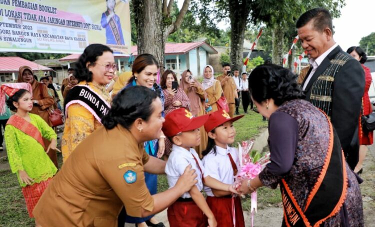 Bupati Simalungun Radiapoh Hasiholan Sinaga (RHS), didampingi Bunda PAUD Ratnawati Radiapoh Hasiholan Sinaga, memberikan booklet tentang transisi PAUD ke SD di SD Negeri 091714 Marubun Siboras, Nagori Bangun Raya, Kecamatan Raya Kahean, Kabupaten Simalungun, Sumut, Selasa 5 September 2023.