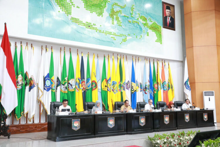 Mendagri  Tito Karnavian memimpin rapat koordinasi pengendalian inflasi daerah di Gedung Sasana Bhakti Praja (SBP), Kantor Pusat Kemendagri, Jakarta.