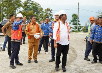 Bupati Simalungun RHS saat meninjau pelaksanaan revitalisasi objek wisata Ikan Mas, Selasa 17 Oktober 2023.