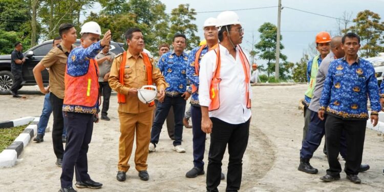 Bupati Simalungun RHS saat meninjau pelaksanaan revitalisasi objek wisata Ikan Mas, Selasa 17 Oktober 2023.