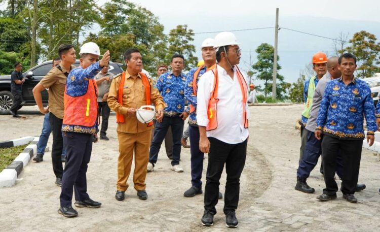 Bupati Simalungun RHS saat meninjau pelaksanaan revitalisasi objek wisata Ikan Mas, Selasa 17 Oktober 2023.